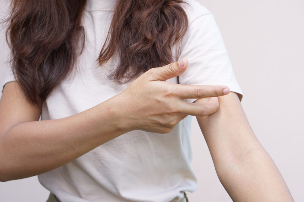 Vecteezy Woman Scratching Arm From Itching On Light Gray Background 17399680 1024x683